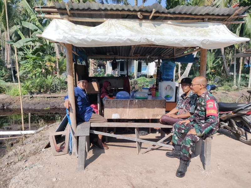 Babinsa Sertu Ichlas Manalu Jalin Komsos dengan Tomas, Cari Informasi Kondisi Lingkungan Desa Binaan