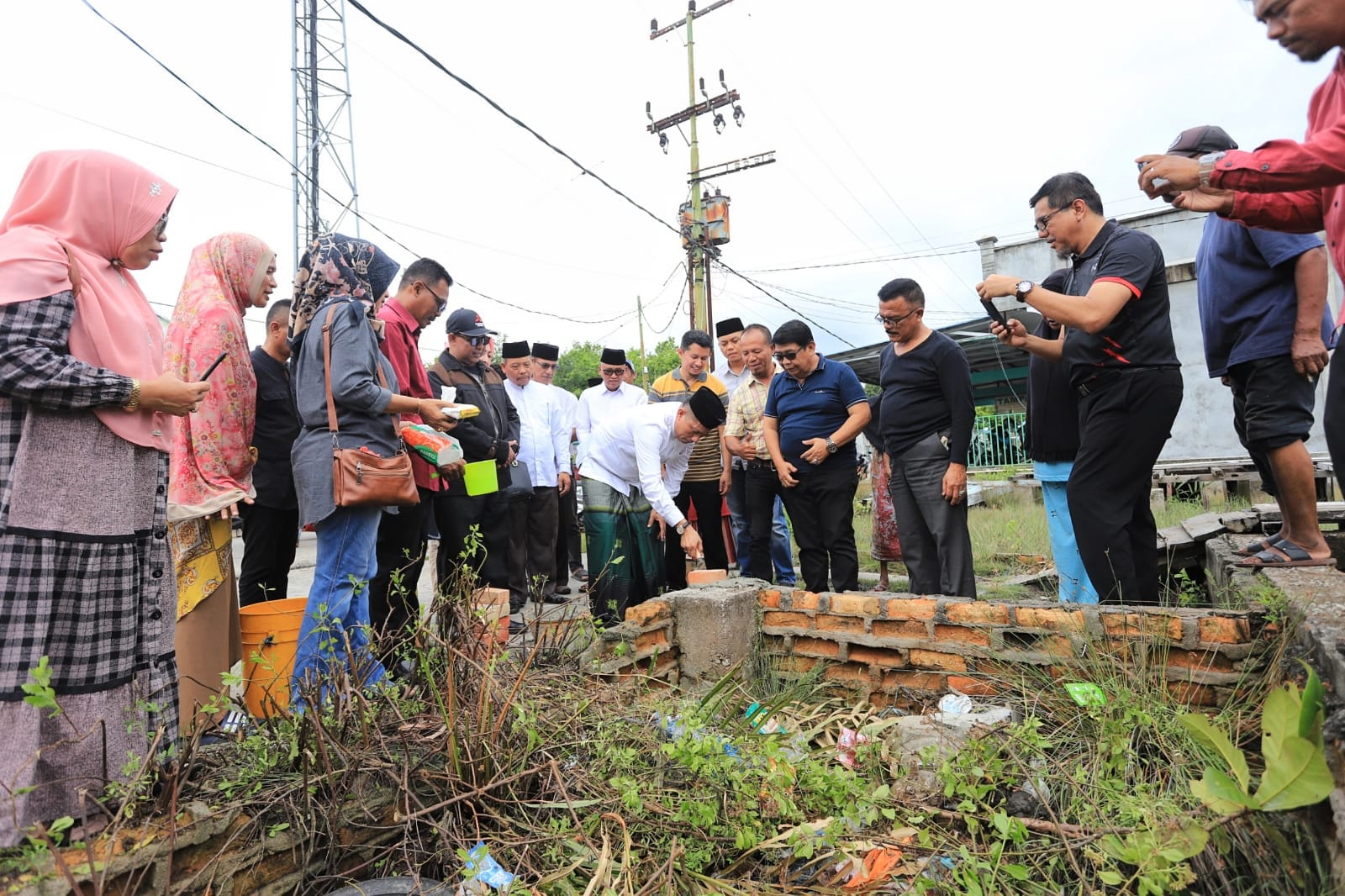 Bupati Muhammad Adil Letakkan Batu Pertama Pembangunan Gedung Sekretariat IKMR Meranti