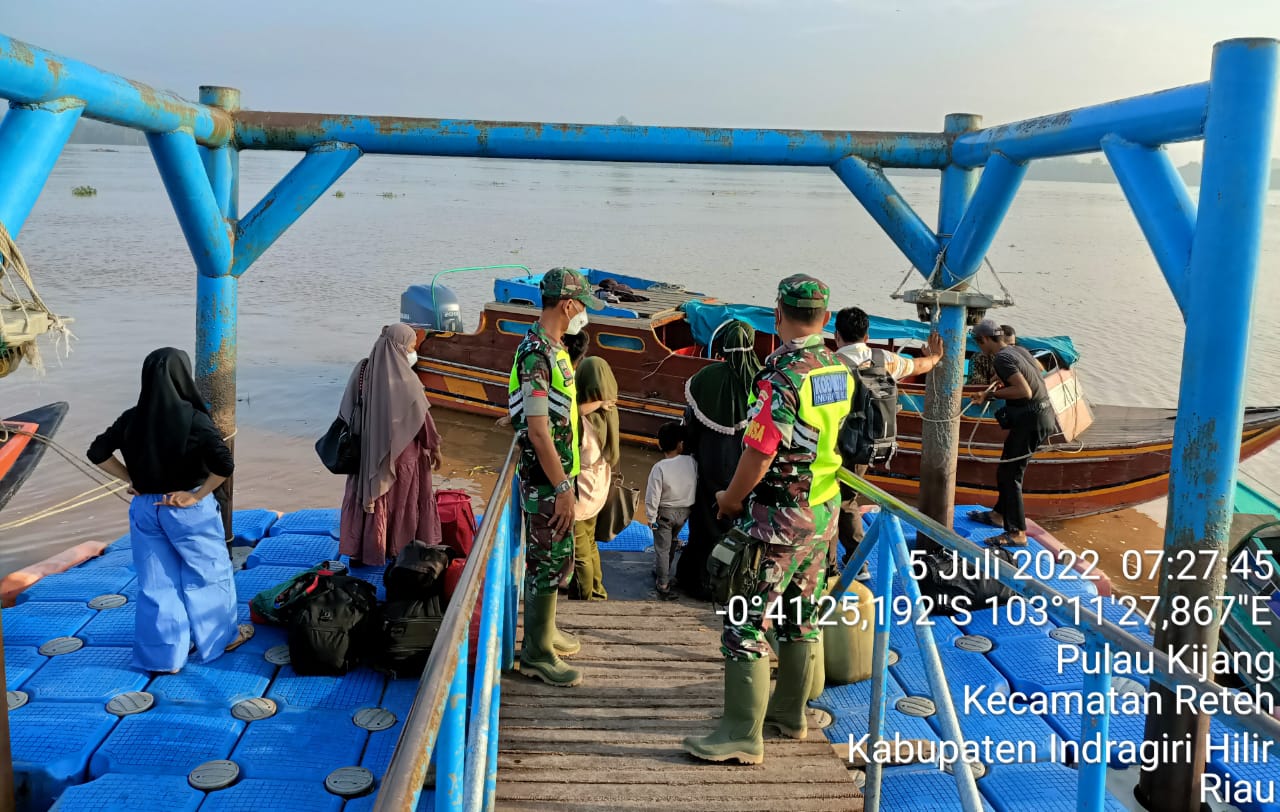 Pengawasan Prokes Terhadap Penumpang Pelabuhan LKMD Oleh Babinsa Koramil 07/Reteh