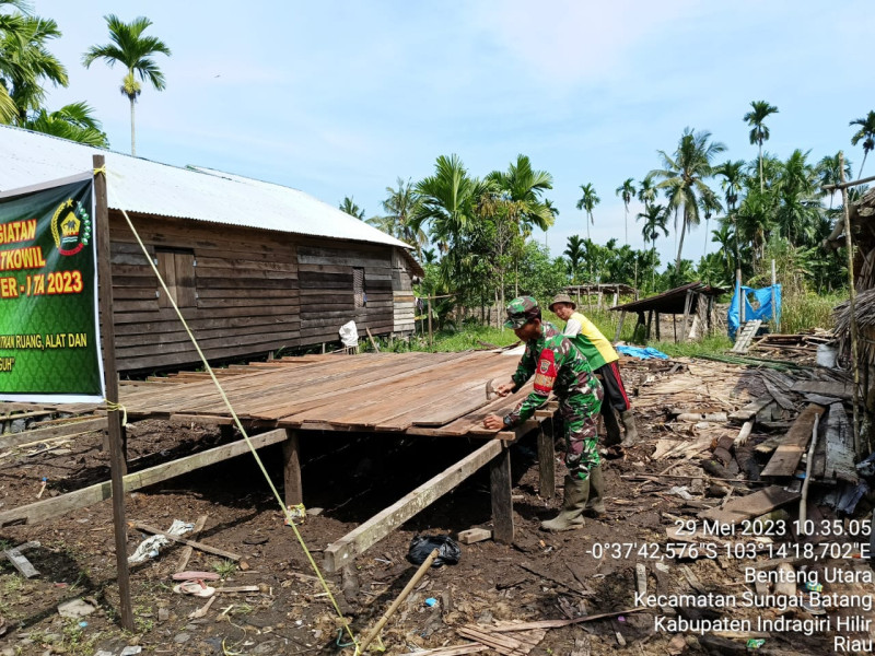 Babinsa Koramil 07/Reteh Lanjutkan Kerja Bakti RTLH Milik Warga Binaan