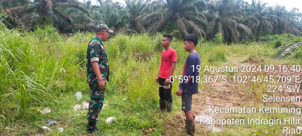Wujudkan Kenyamanan Lingkungan, Babinsa Koramil 09/Kemuning Turun Untuk Patroli Karhutla