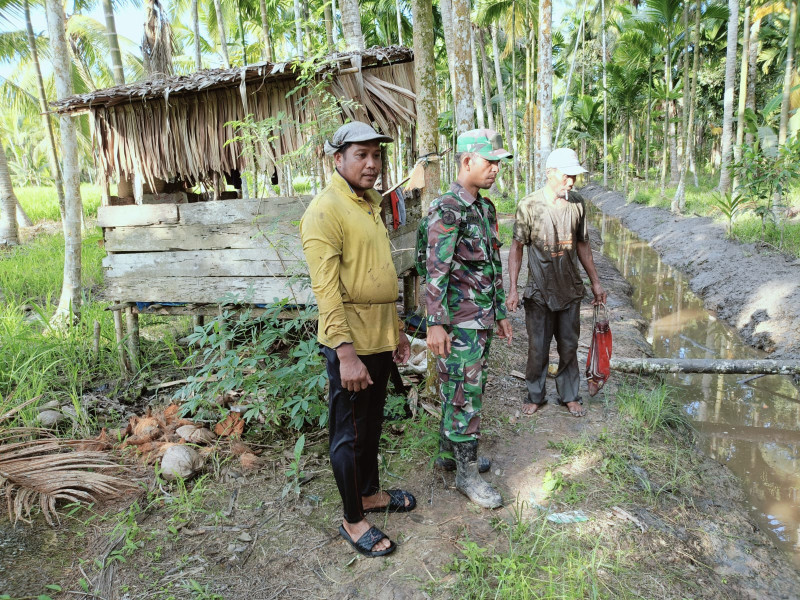 Rutin Patroli Dan Komsos, Babinsa Koramil 03/Tpl Edukasi Warga Tentang Karhutla