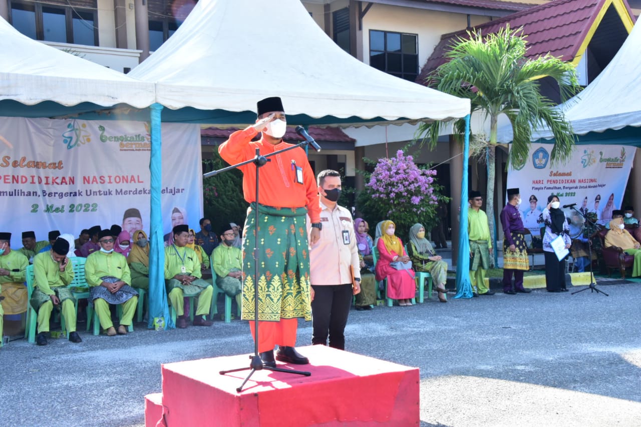Wakili Bupati Bengkalis, Staf Ahli H. Alfakhrurrazy Pimpin Upacara Hari Pendidikan Nasional