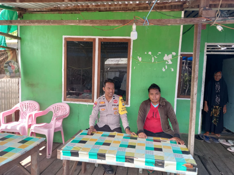 Bhabinkamtibmas Desa Pungkat Aipda Denny Hidayat Melaksanakan Giat Sambang di Binaan