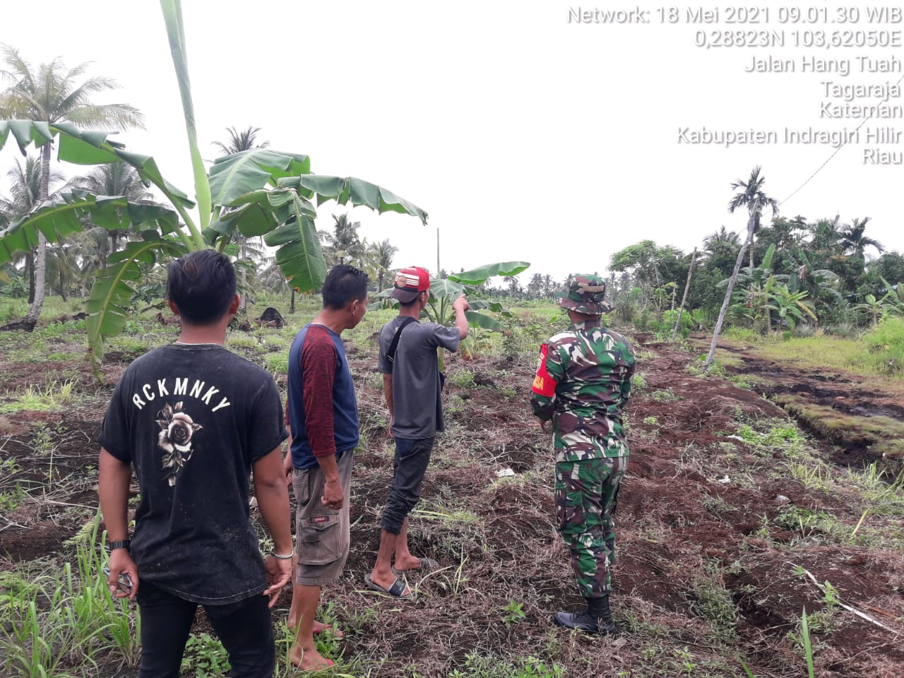 Babinsa Serda E Zalukhu Terus Ajak Warga Jaga Lahan dari Kerawanan Karhutla
