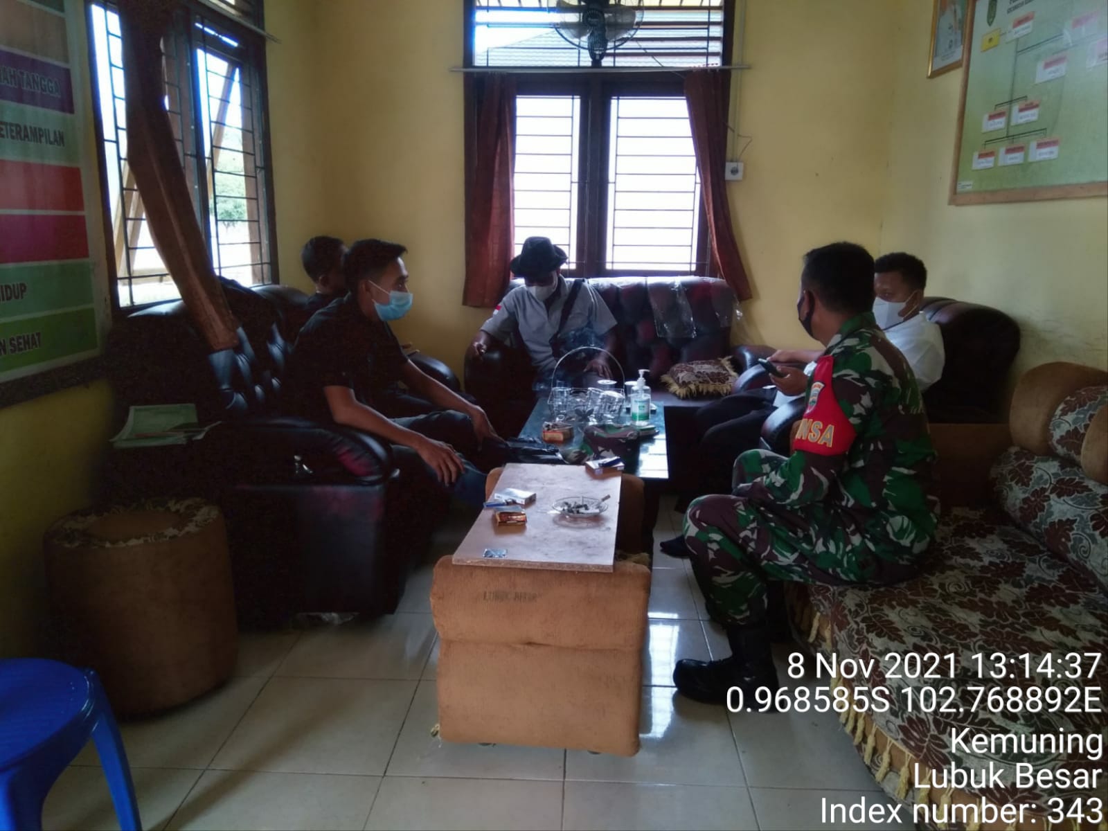 Perkuat Sinergitas, Babinsa Koramil 09/Kemuning Komsos Bersama Aparat Desa