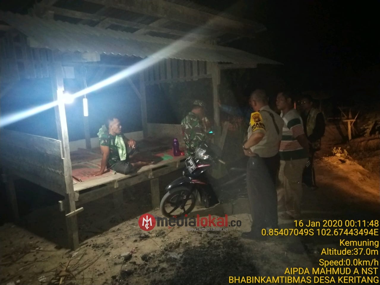 Serma E. B. Purba bersama Babinkamtibmas Giat Patroli Pos Ronda di Desa Keritang Hulu 