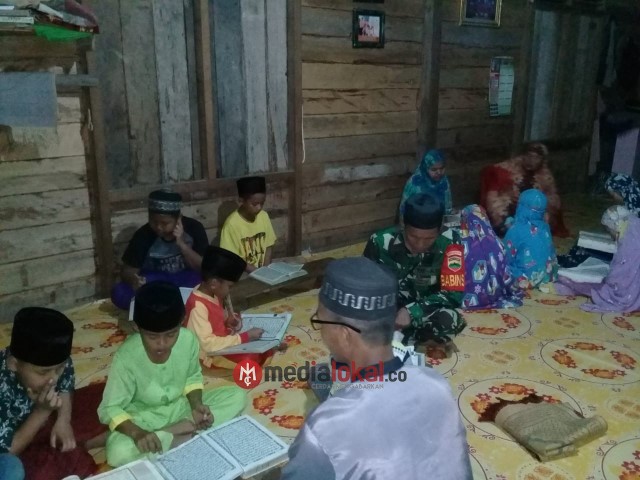Sertu M Hatta Babinsa Koramil 09/Kemuning Turut Bimbing Magrib Mengaji di Desa Kuala Lemang