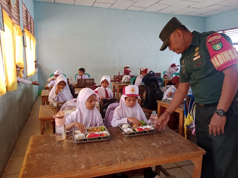 Babinsa Koramil 09/Kemuning Sertu Ramadhan Kawal Gizi Anak Inhil Tanpa Kompromi