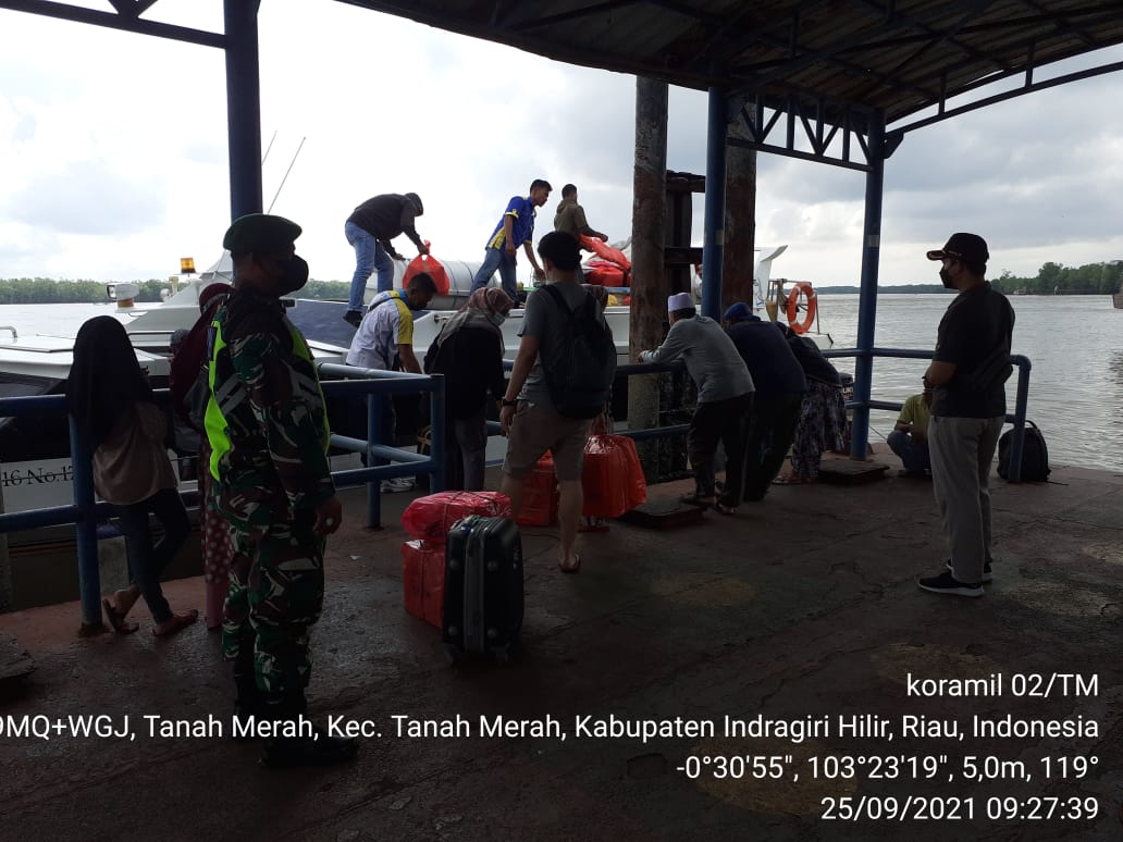 Tak Pernah Bosan, Babinsa 02/Tanah Merah Ajak Masyarakat untuk Patuhi Protkes