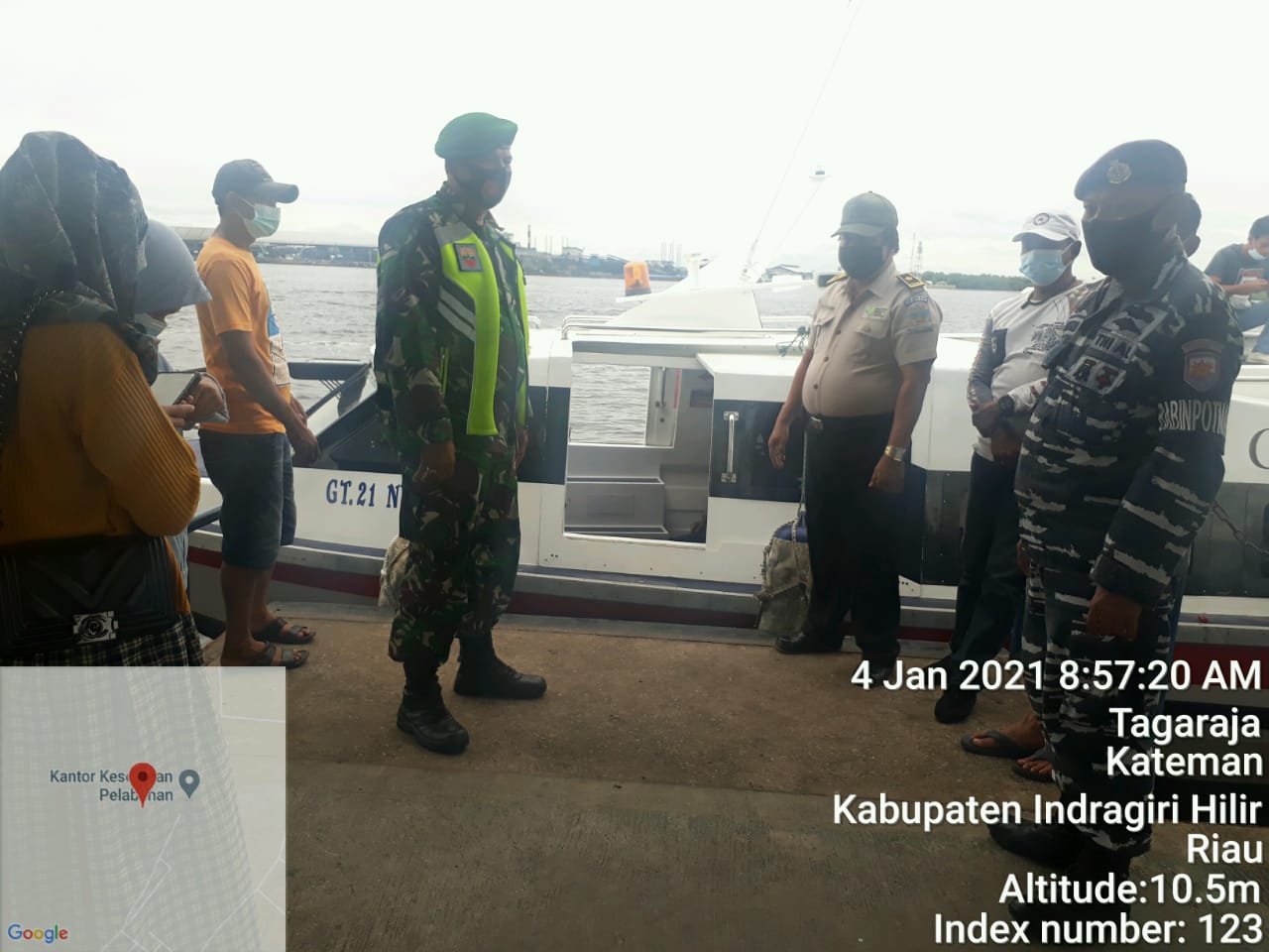 Babinsa Koramil 06/Kateman Pantau  Akfititas Warga di Pelabuhan HK