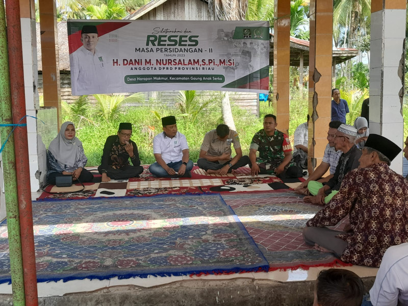 Babinsa Koramil 05/Gas Serda Ricky Hadiri Undangan Reses Anggota DPRD Kab.Inhil Di Desa Harapan Makmur