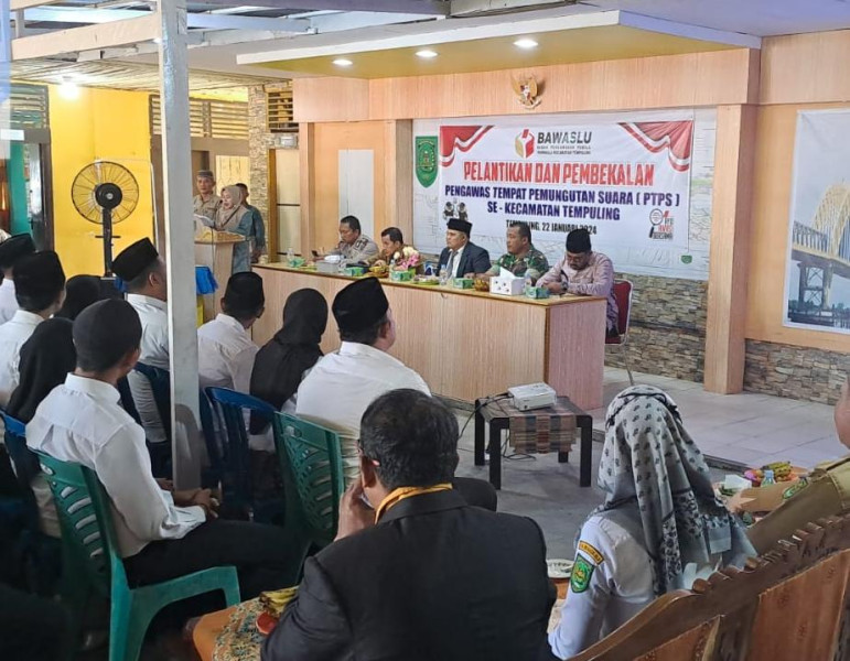 Wakili Danramil, Babinsa 03/Tpl Hadiri Pelantikan dan Pembekalan Pengawas Tempat Pemungutan Suara Sekecamatan Tempuling