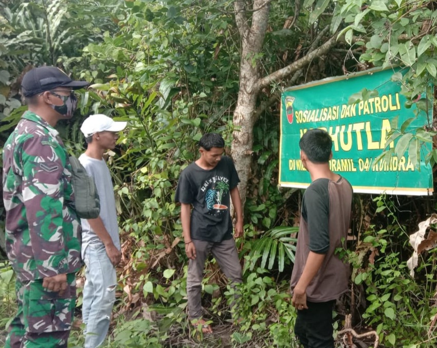 Cegah Karhutla, Babinsa Koramil 4/Kuindra Rutin Laksanakan Patroli dan Sosialisasi