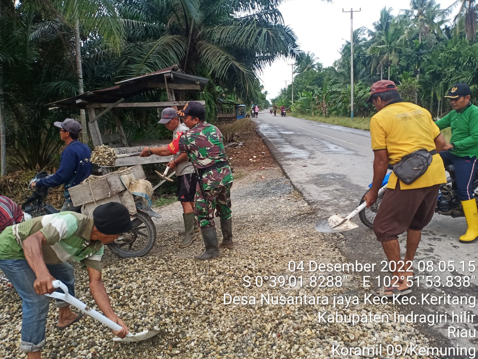 Babinsa Koramil 09/Kemuning Bersama Staf Desa Lakukan Goro