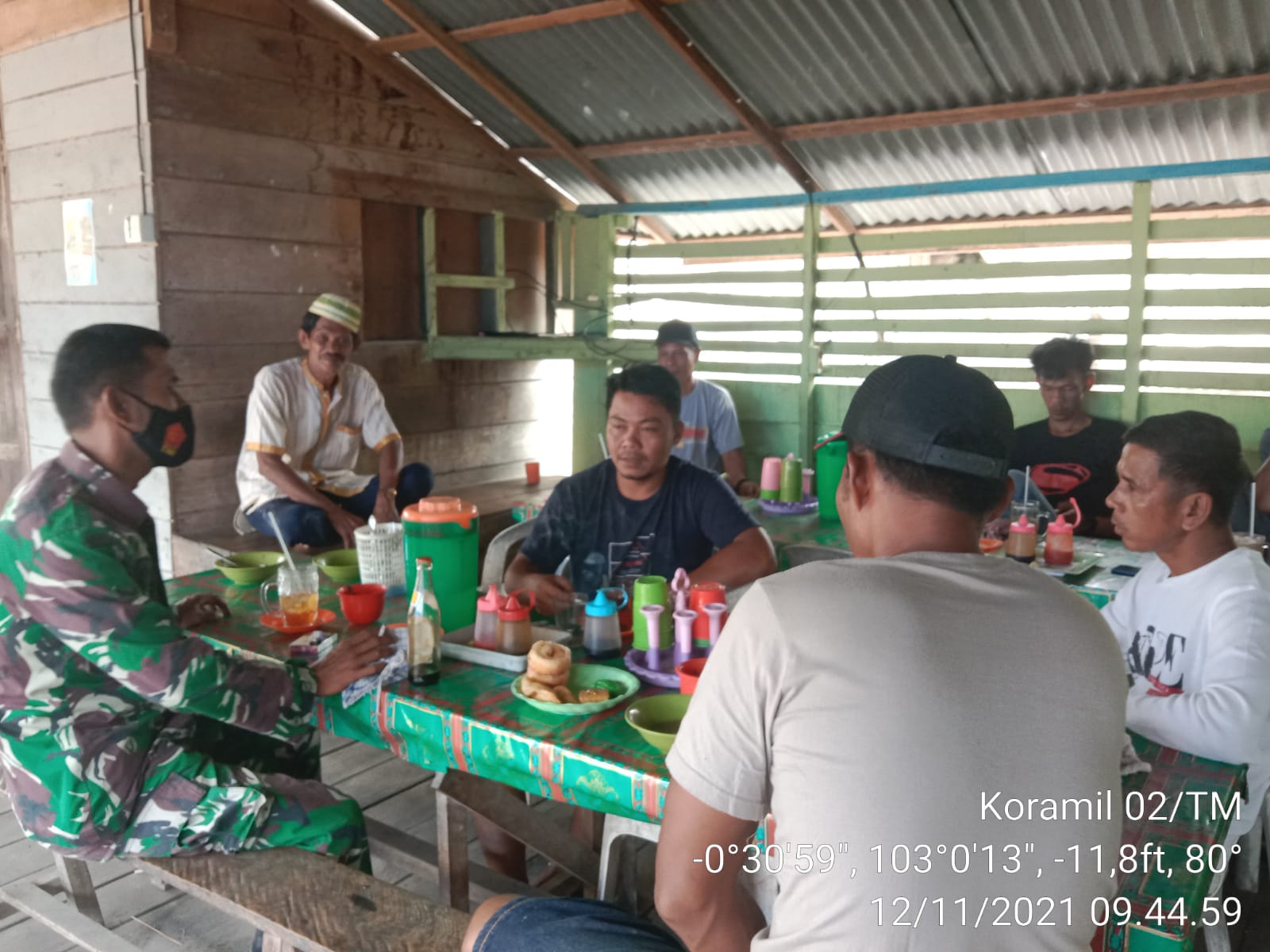 Rajin Melakukan Komsos, Babinsa 02/Tanah Merah Terus Dekatkan Diri dengan Masyarakat