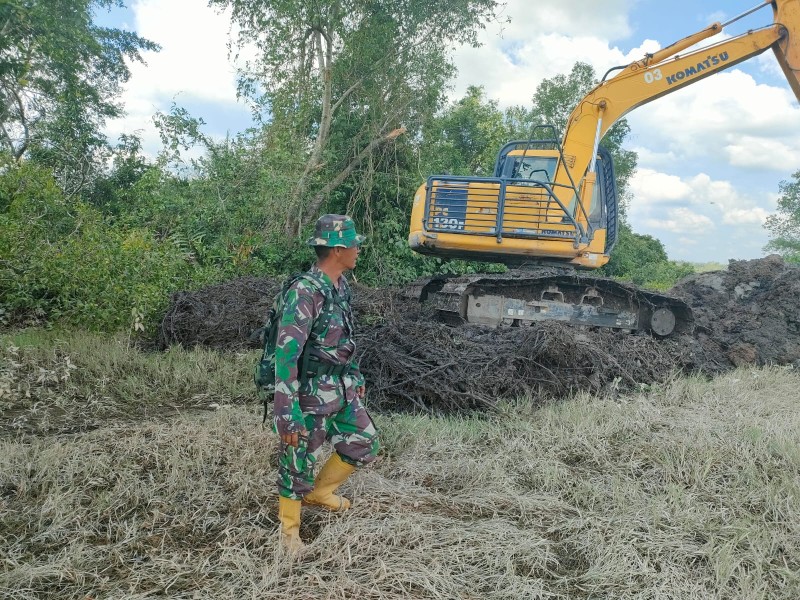 Babinsa Sertu Ichlas Manalu Dampingi Pembuatan Tanggul OPLA Tahap 2 di Desa Harapan Jaya