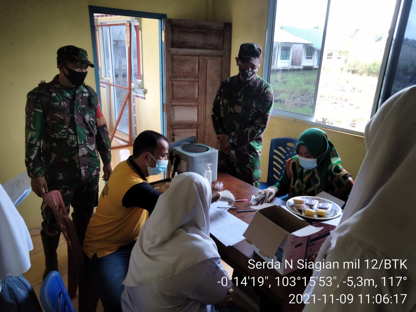 Babinsa dari Koramil 12/Batang Tuaka Dampingi Vaksinasi di SMAN Tuah Gemilang