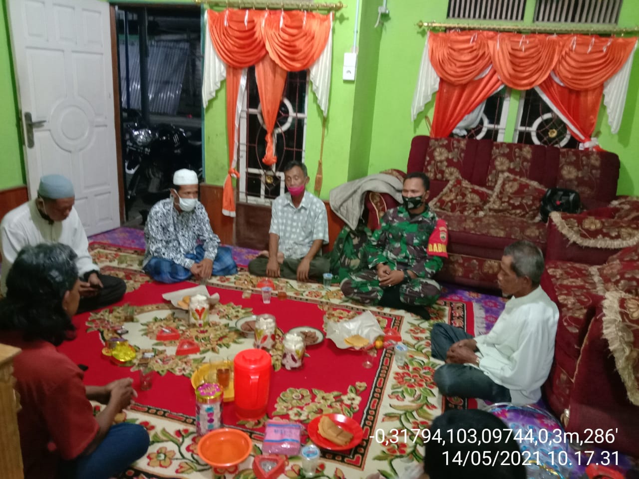Sembari Silaturahmi Lebaran, Babinsa Koramil 12/Batang Tuaka Tetap Ajak Warga Patuhi Prokes
