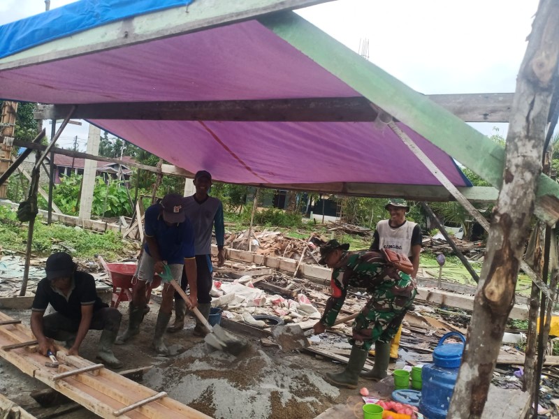 Babinsa Serka Wisnu Hartono Komsos Sambil Bantu Pekerjaan Pembangunan KDKMP Tempuling