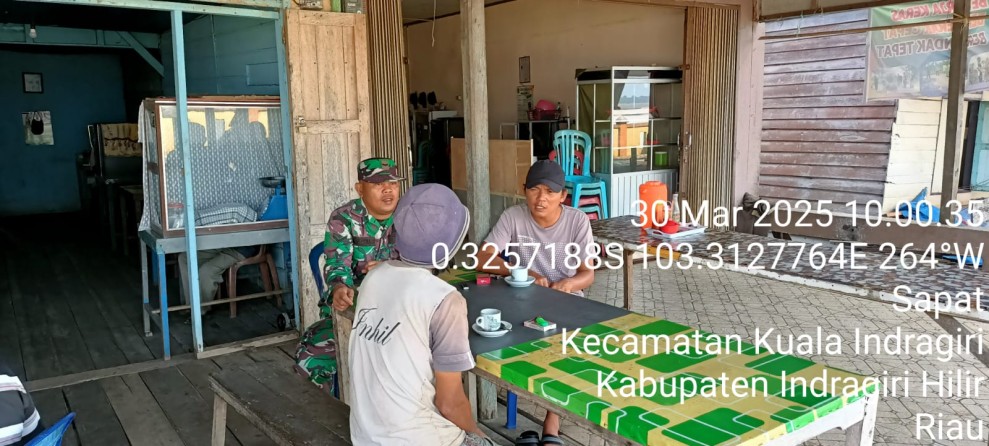 Meningkatkan Kesadaran Masyarakat, Babinsa Koramil 04/KDR Lakukan Komsos di Kelurahan Sapat