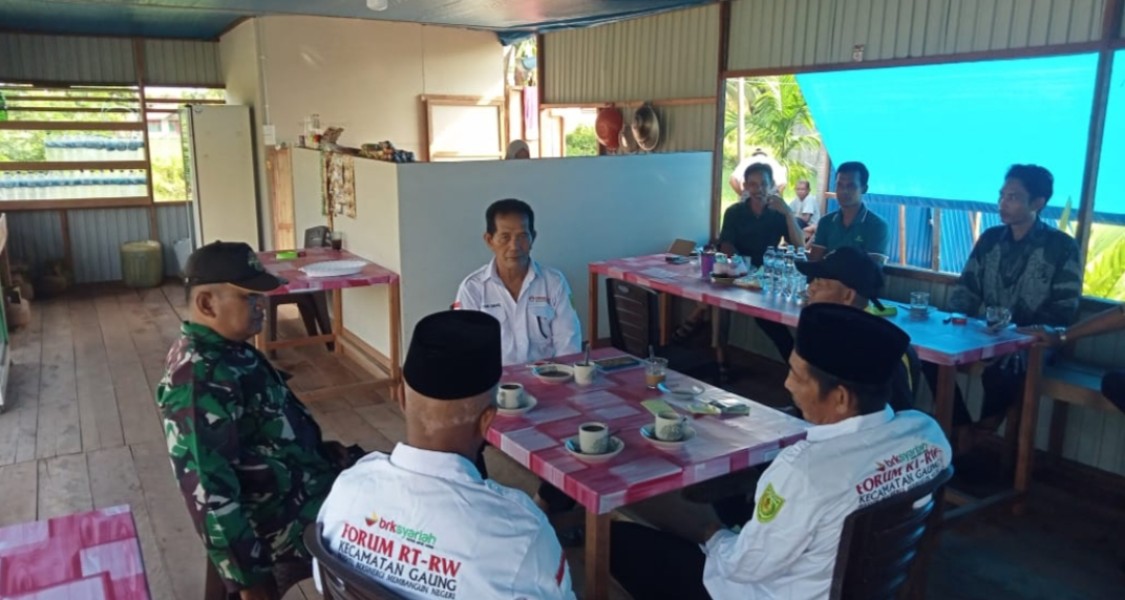 Bhabinsa Koramil 05/Gas Serma Tota Komsos Bersama Warga  Eratkan Silaturahmi