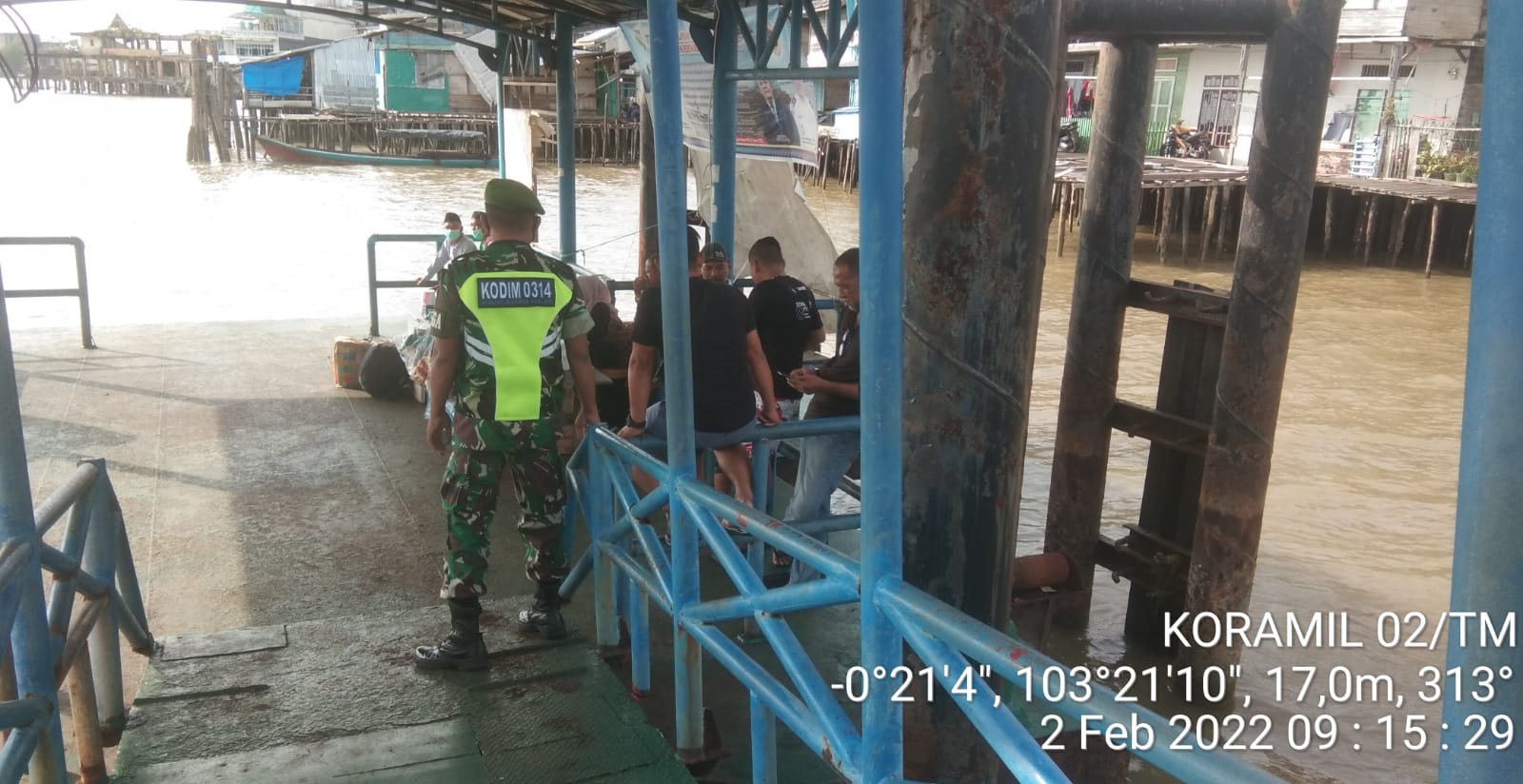 Guna Mengantisipasi Penyebaran Covid-19, Babinsa 02/Tanah Merah Rutin Lakukan Patroli