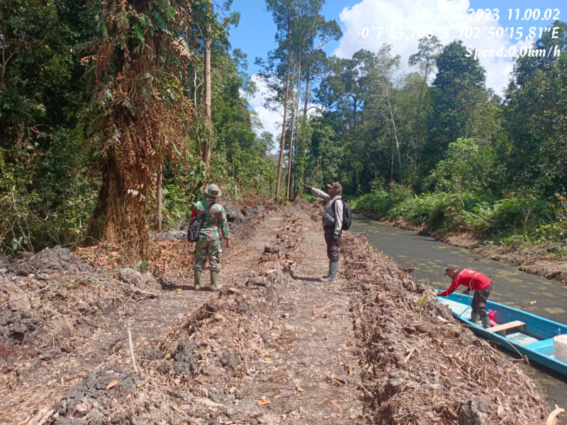 Babinsa 05/Gas Kopda Chandra Manto Lakukan Patroli Hutan Konsesi Mitigasi di Binaan