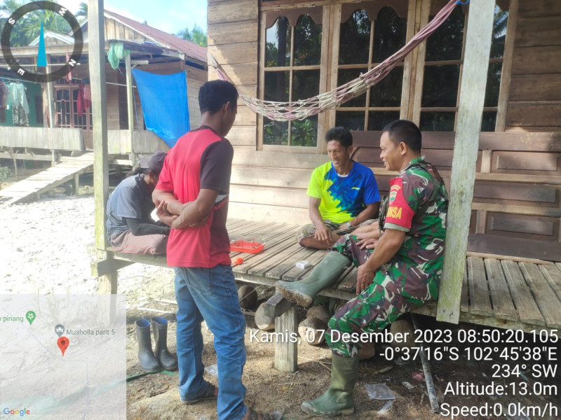 Babinsa Koramil 09/Kmg Jalin Hubungan Harmonis Antar Sesama Di Binaan