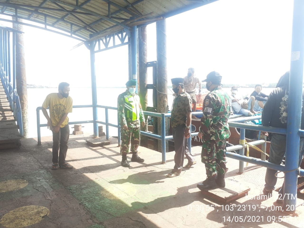 Walaupun di Hari Lebaran, Koramil 02/Tanah Merah Tetap Lakukan Penegakan Prokes