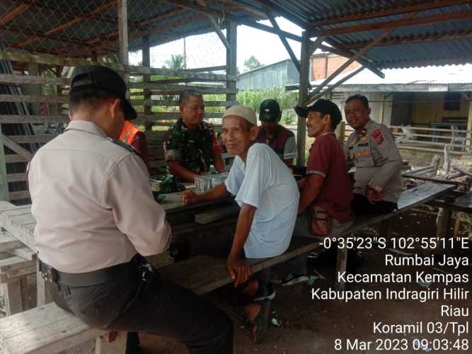 Babinsa Koramil 03/Tpl, Komsos Bersama Anggota Polsek Kempas