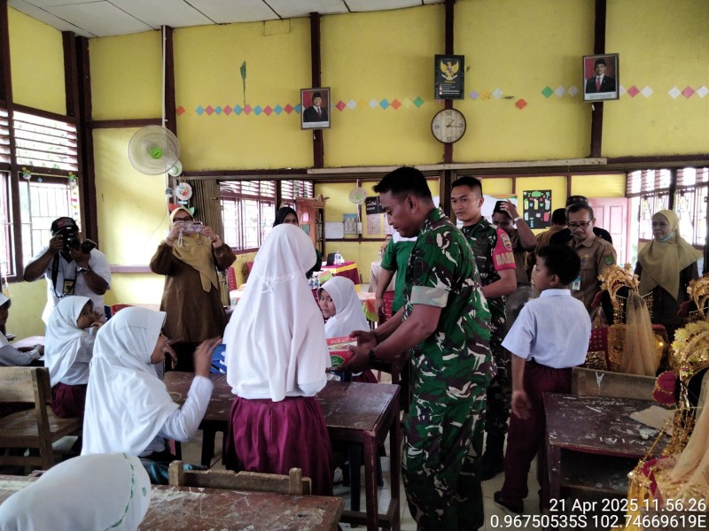 Babinsa Koramil 09/Kemuning: Kegiatan Makan Sehat Bergizi sangat Penting untuk Kesehatan Siswa