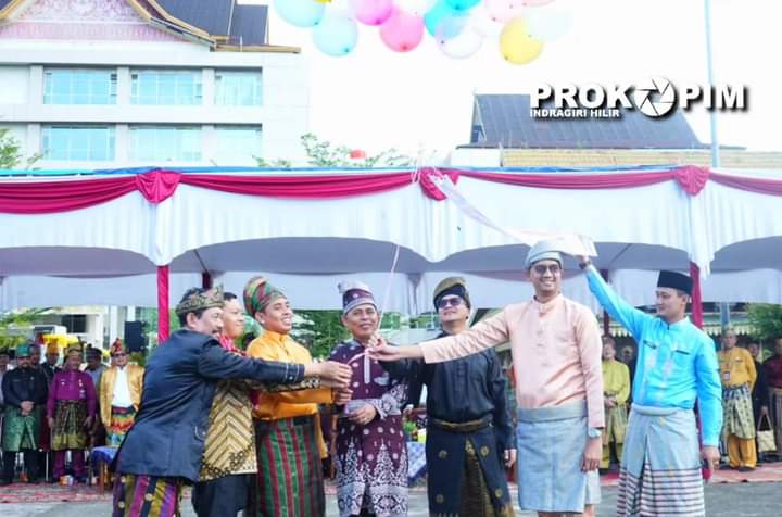 Peringatan Hari Pendidikan, Pj Bupati Herman Serahkan Hadiah Perlombaan FL2SN Tingkat SMP dan SD