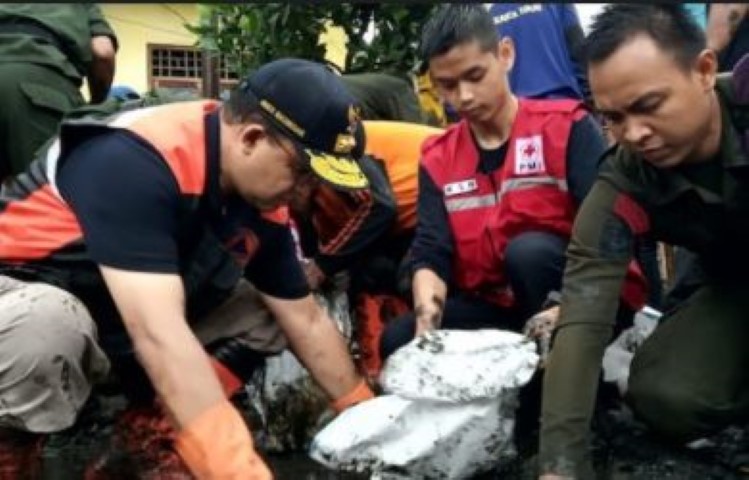 Anies Kerja Bakti Angkati Lumpur Sisa Banjir di Dekat Halim, Sempat Terendam sampai Atap