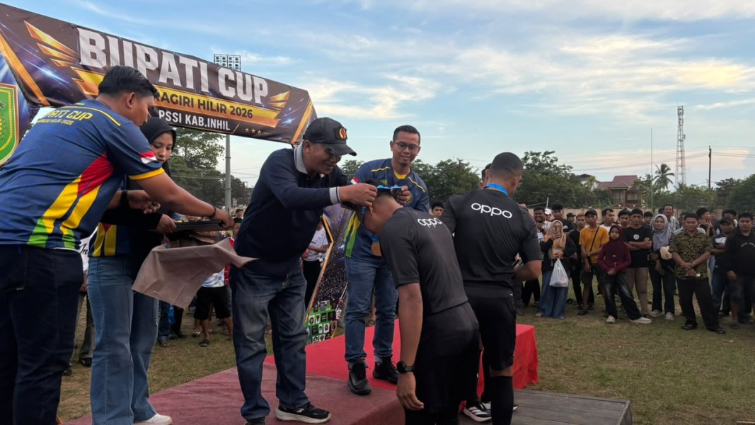 Apresiasi Sportivitas, Ketua KONI Inhil Serahkan Penghargaan kepada Wasit Terbaik Bupati Cup 2026