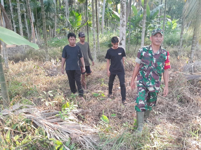 Patroli Babinsa: Upaya Mencegah Karhutla di Wilayah Koramil 07/Reteh