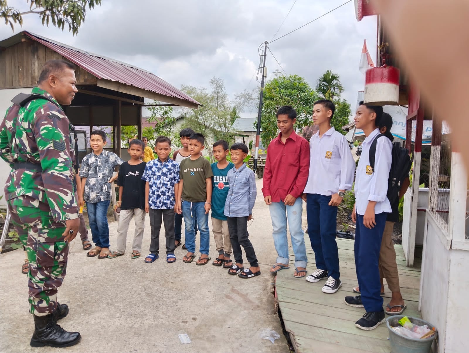 Dihadapan Pelajar SD, Babinsa Koramil 03/Tempuling Kembali Komsos di Kampung Pancasila