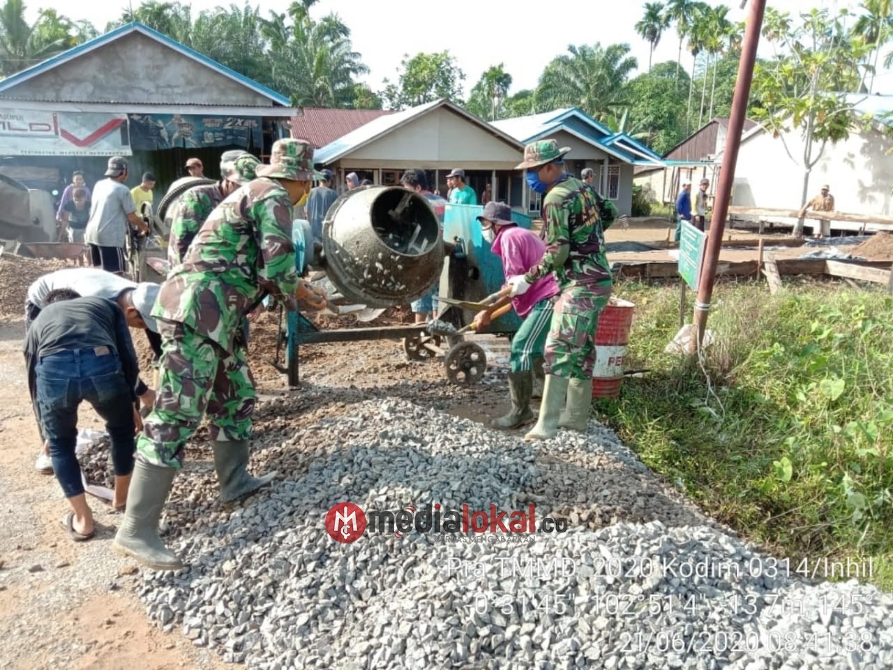 Kejar Target, TNI dan Warga Tetap Kompak Pra TMMD Imbangan di Teluk Kiambang