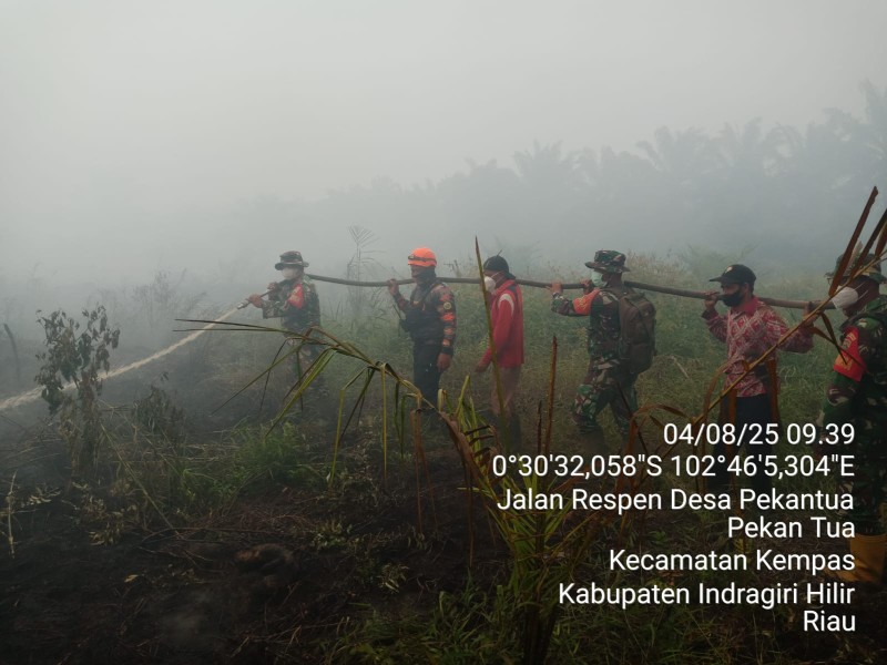 Tim Gabungan Koramil 03/Tempuling Berhasil Padamkan Sebagian Besar Titik Api Karhutla di Dusun Respen Bertuah