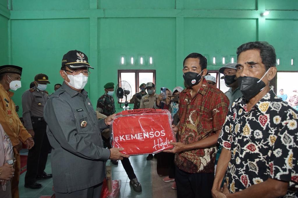Serahkan Bantuan, Bupati Janji bantu Pembangunan Rumah Korban