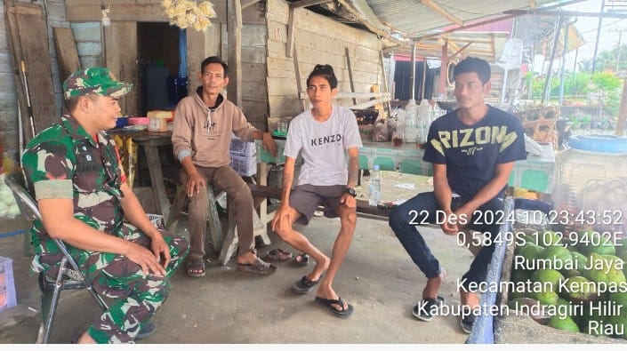 Sebagai Mitra Karib Babinsa Koramil 03/Tpl Pererat Silatuhrahmi Laksanakan Komsos Di Desa Binaan