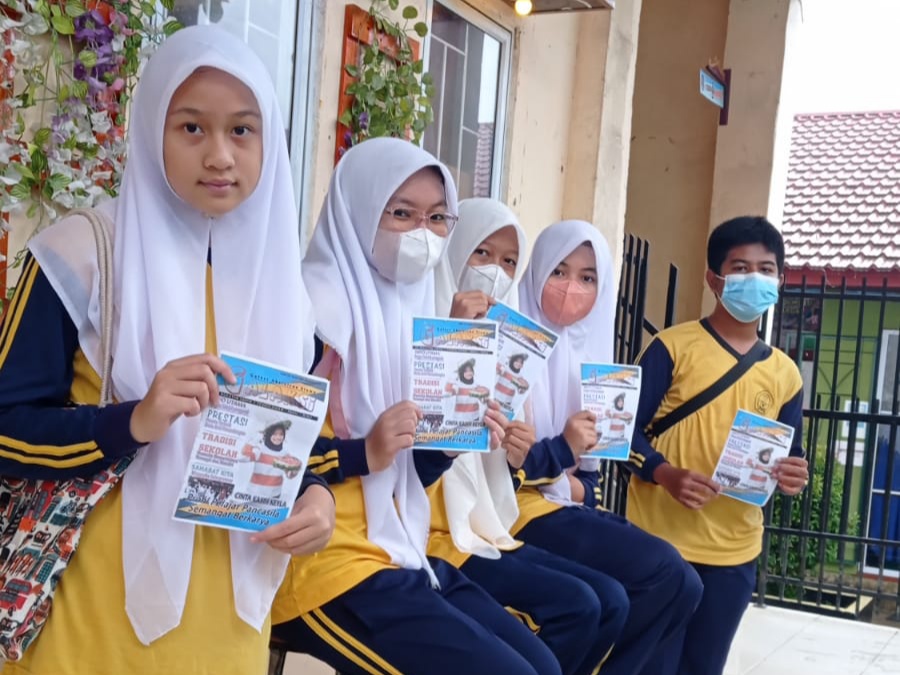 Tim Redaksi Buletin Galaksi Serahkan Penerbitan Edisi 15 ke SMPN 1 Tembilahan