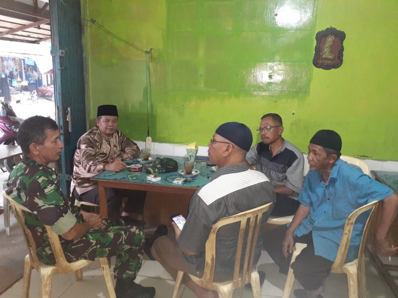 Babinsa Koramil 07/Reteh Ajak Warga Jaga Silaturahmi dan Keselamatan di Hari Raya Idul Fitri