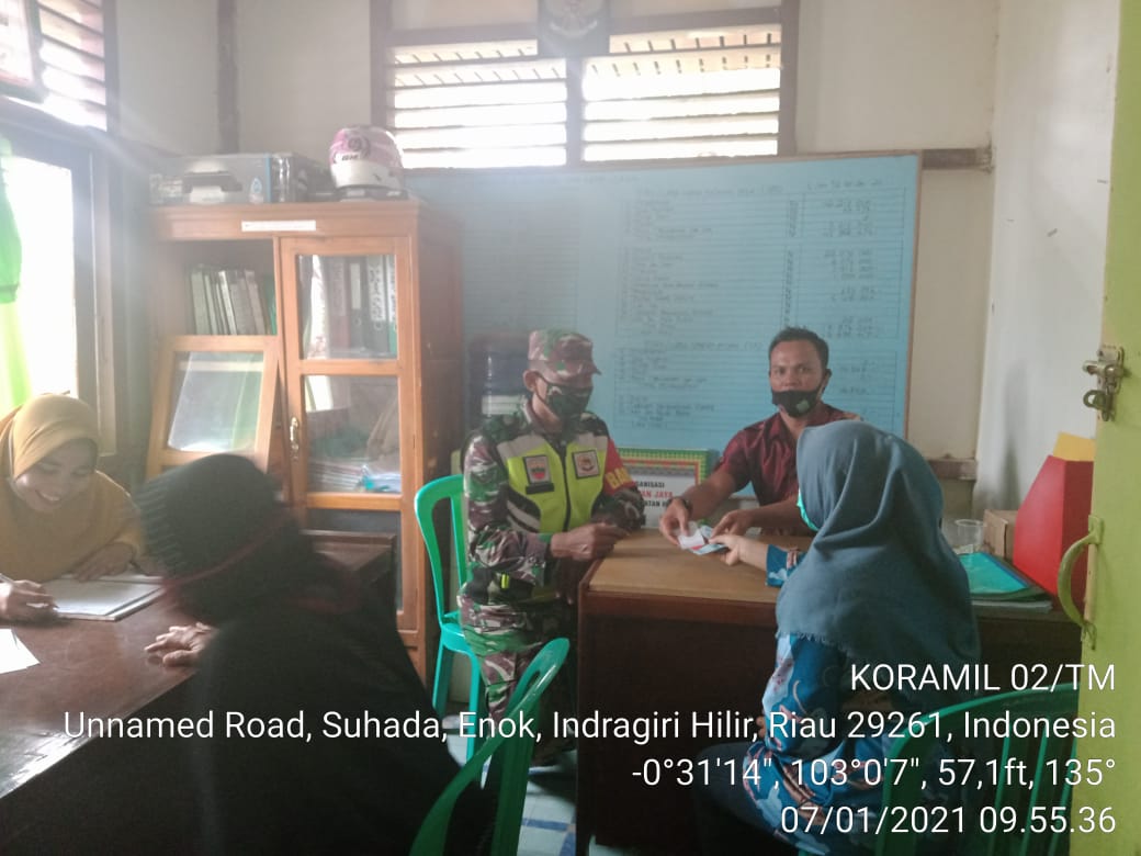 Babinsa Koramil 02/Tanah Merah Kawal Penyaluran Dana KPM PKH di Desa Suhada