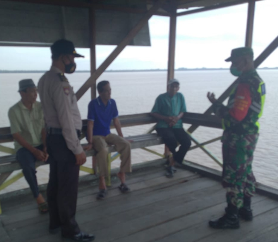 Wujud Sinergitas, Babinsa dan Bhabinkamtibmas Kompak Lakukan Penegakan Protkes di Sapat