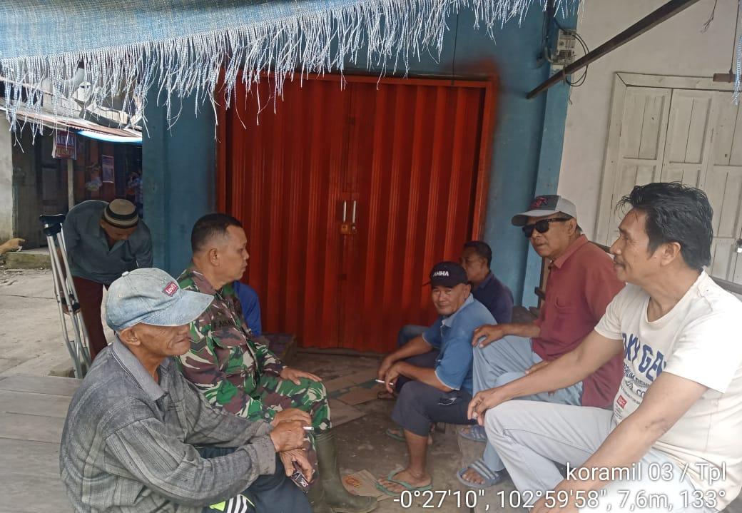 Berbaur Dengan Tomas Menjadi Agenda Rutin Babinsa Koramil 03/Tpl Lakukan komsos