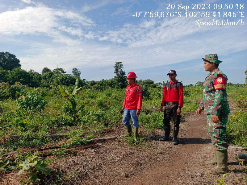 Bhabinsa 05/Gas Kopda Chandra Manto Lakukan Patroli dan Antisipasi Karlahut