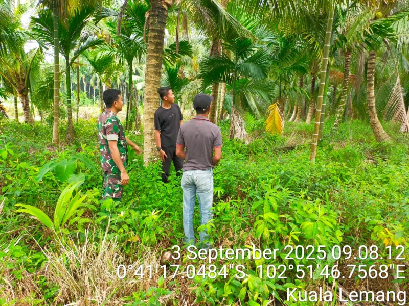 Kegiatan Patroli Karhutla: Babinsa Koramil 09/Kemuning Berinteraksi dengan Masyarakat