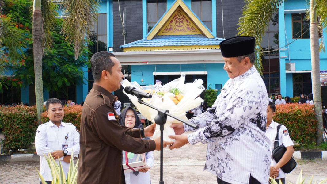 KPU Riau Sosialisasi Peran Pemilih Pemula di SMA 8 Pekanbaru KPU Riau Sosialisasi Peran Pemilih Pemula di SMA 8 Pekanbaru