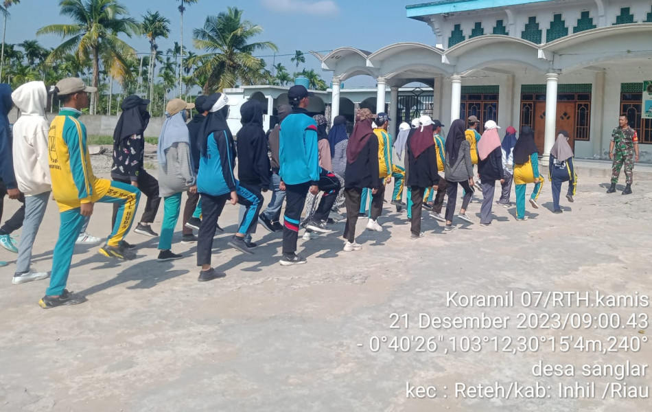 Kepada Anak-anak Sekolah, Koramil 07/Reteh Serda Johansah Berikan Pelatihan PBB